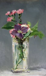 Nelken und Clematis in einer Kristallvase